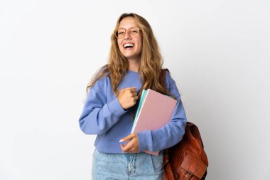 Beyaz arka planda izole edilmiş genç bayan bir zaferi kutluyor.