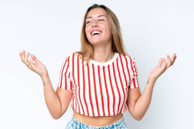 Beyaz arka planda izole edilmiş beyaz bir kadın, çok fazla gülümsüyor.