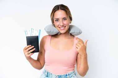 Şişirilebilir Seyahat Yastığı 'na sahip bir kadın izole edilmiş arka planda baş parmak hareketi yapıyor.