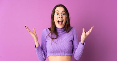 Soyutlanmış mor bir geçmişi olan genç bir kadın. Şaşırtıcı bir yüz ifadesi.