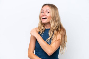 Beyaz arka planda izole edilmiş genç Rus kadın zaferi kutluyor.