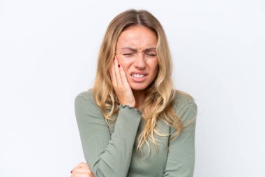 Beyaz arka planda diş ağrısı çeken genç bir Rus kadın.