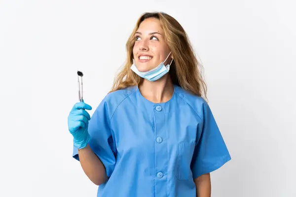 Mujer Dentista Sosteniendo Herramientas Aisladas Sobre Fondo Blanco Pensando Una — Foto de Stock
