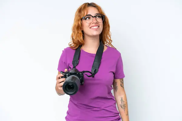 Junge Fotografin Kaukasische Frau Isoliert Auf Weißem Hintergrund Denken Eine — Stockfoto