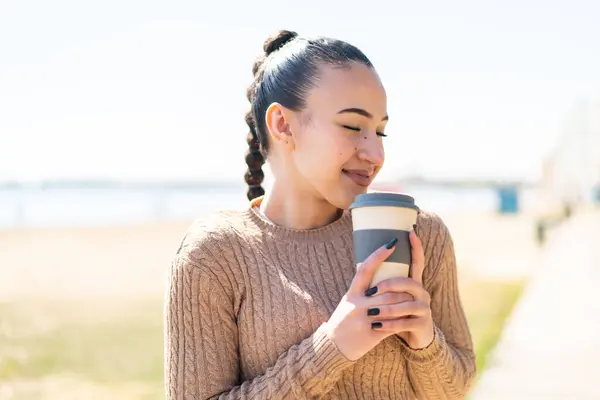 Junge Marokkanerin Freien Mit Einem Kaffee Zum Mitnehmen Stockbild