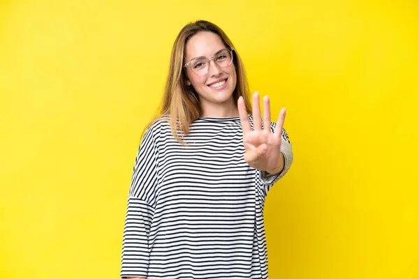 Jonge Kaukasische Vrouw Geïsoleerd Gele Achtergrond Gelukkig Tellen Vier Met Rechtenvrije Stockfoto's