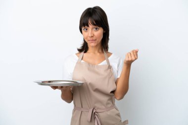 Tepsisi beyaz arka planda olan genç garson para hareketi yapıyor.