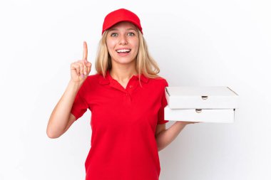 Beyaz arka planda pizza taşıyan teslimatçı kadın harika bir fikre işaret ediyor.