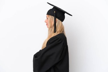 Genç üniversite mezunu beyaz arka planda tek başına beyaz bir kadın.