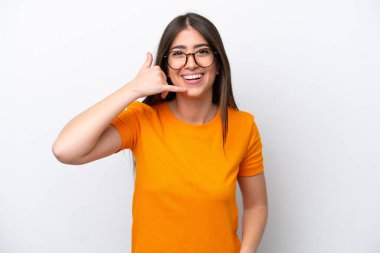 Beyaz arka planda izole edilmiş beyaz bir kadın telefon jesti yapıyor. Bana geri dönüş işareti ver.