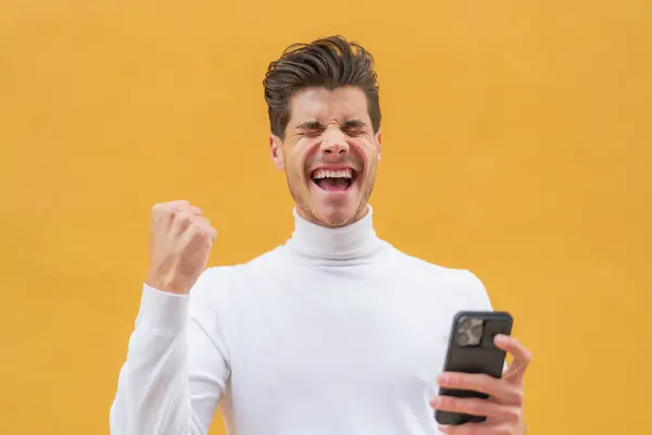 Молодий Білий Чоловік Відкритому Повітрі Використовує Мобільний Телефон Робить Жест Стокове Фото
