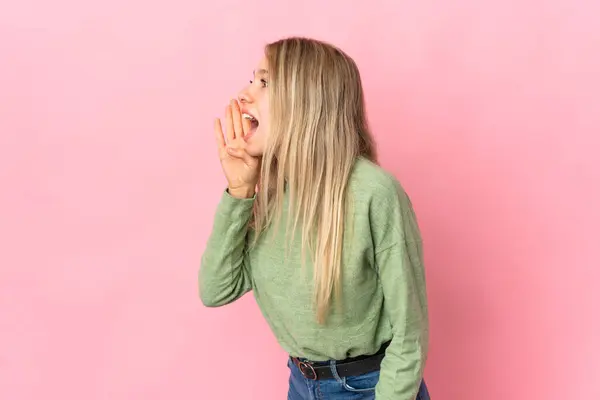 Молода Блондинка Ізольована Рожевому Фоні Кричить Ротом Широко Відкритим Бік Ліцензійні Стокові Зображення