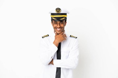 Gözlüklü ve gülümseyen, izole edilmiş beyaz arka plan üzerinde Afrikalı Amerikan Uçak Pilotu