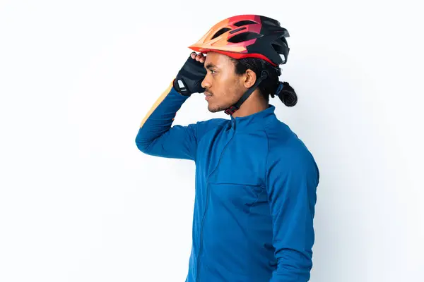 Jeune Cycliste Homme Avec Des Tresses Sur Fond Isolé Avec — Photo