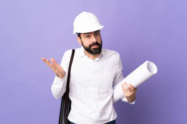 Miğferli genç bir mimar. Mor arkaplanının planlarını tutuyor. Şüpheci hareketler yapıyor.