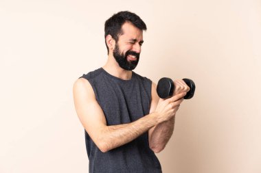 Beyaz sakallı sporcu, halter kaldırıyor izole arka planda ellerindeki acıdan muzdarip.