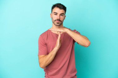 Kafkasyalı genç adam mavi arka planda izole edilmiş.