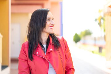 Mutlu yüzlü orta yaşlı bir kadın.