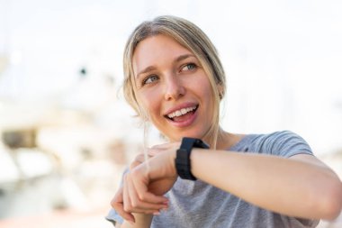 Dışarıda spor saati olan sarışın genç bir kadın.