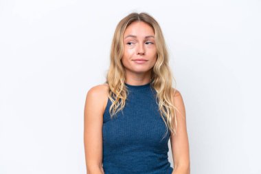 Beyaz arka planda izole edilmiş genç bir Rus kadın. Taraf tutarken şüphe duyuyor.