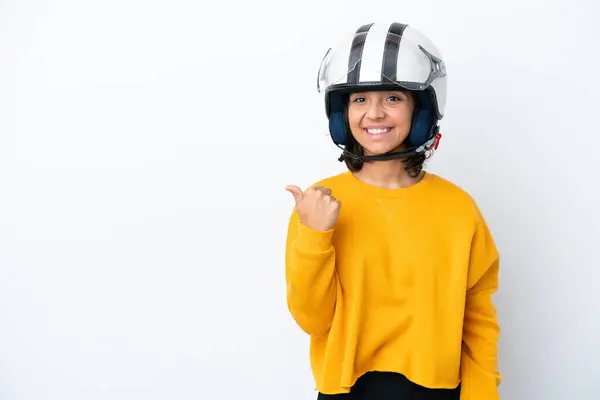 Mujer Con Casco Moto Apuntando Hacia Lado Para Presentar Producto — Foto de Stock