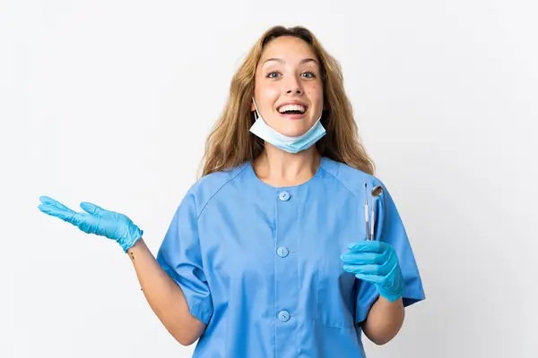 Жінка Стоматолог Тримає Інструменти Ізольовані Білому Тлі Шокованим Виразом Обличчя Стокове Фото