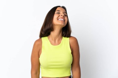 Beyaz arka planda izole edilmiş genç Latin kadın gülüyor.