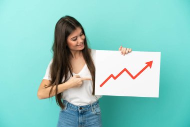 Mavi arka planda izole edilmiş beyaz bir kadın elinde büyüyen bir istatistik okunun sembolü olan bir tabela tutuyor ve onu işaret ediyor.