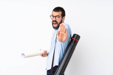 İzole edilmiş beyaz arka planda sakallı genç mimar dur hareketi yapıyor ve hayal kırıklığına uğruyor.