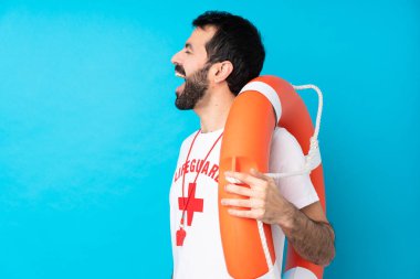 Can kurtaran mavi arka planda yan pozisyonda gülüyor.