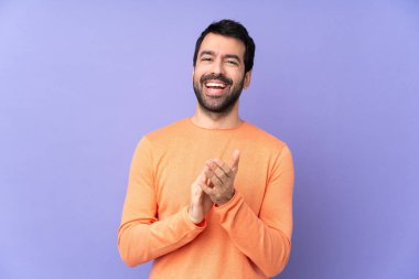 Münferit mor arka planda beyaz yakışıklı adam bir konferansta sunumdan sonra alkışlıyor.