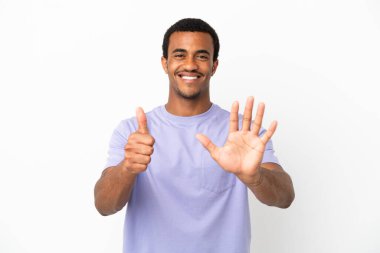 İzole edilmiş beyaz arka planda Afro-Amerikalı yakışıklı adam parmakları olan altı kişi saydım.
