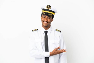 İzole edilmiş beyaz arkaplan üzerinde Afrikalı Amerikan Uçak Pilotu gülümserken bir fikir sunuyor