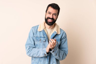 Kafkasyalı sakallı, izole bir arka planı olan adam alkışlıyor.