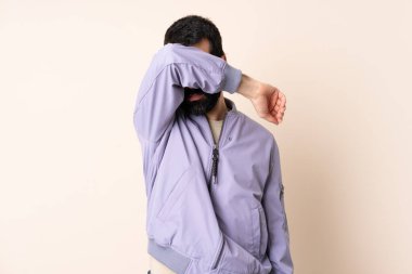 Sakallı, ceketli, soyutlanmış arka planda gözü kapalı beyaz bir adam.