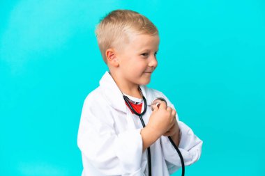 Tecrit edilmiş küçük Rus doktor çocuk.