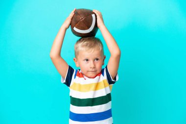 Küçük Rus çocuk soyutlanmış arka planda rugby oynuyor.