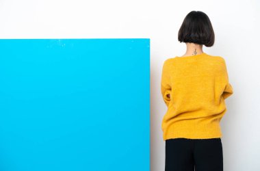 Beyaz arka planda izole edilmiş büyük mavi pankartlı melez bir kadın.