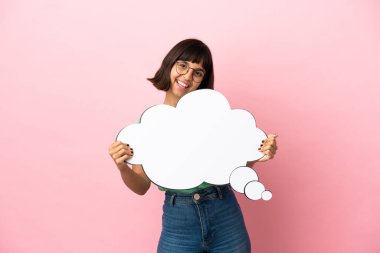 Düşünce baloncuğu tutan kadın.