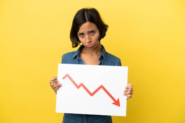 Sarı arka planda izole edilmiş genç bir ırk kadını, elinde azalan bir istatistik okuyla hüzünlü bir ifadeyle bir işaret tutuyor.