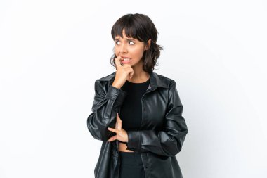 Genç melez kadın beyaz arka planda izole edilmiş gergin ve korkmuş.