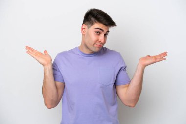 Beyaz arka planda izole edilmiş beyaz bir genç şüpheli hareketler yapıyor.