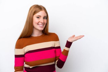 Genç kızıl saçlı kadın beyaz arka planda izole edilmiş bir şekilde gülümserken bir fikir sunuyor.