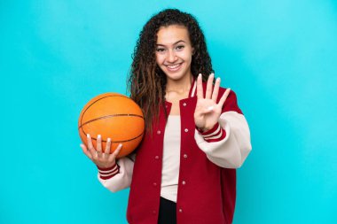 Arap basketbolcu kadın mavi arka planda izole edilmiş mutlu ve parmaklarıyla dörde kadar sayıyor