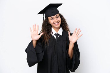 Üniversite mezunu genç bir Arap kadın beyaz arka planda izole edilmiş parmaklarıyla 10 kişi sayıyor.