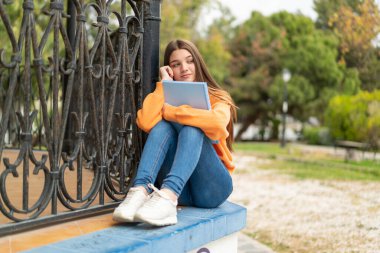 Tecrit edilmiş genç kız.