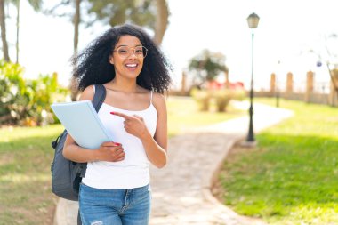 Genç bir bayan öğrenci ve işaret ediyor.