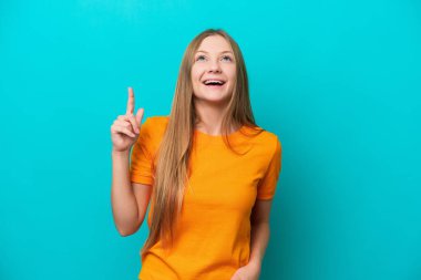 Genç Rus kadın mavi arka planda izole edilmiş ve şaşırmış.