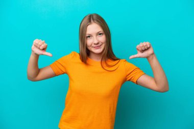 Genç Rus kadın mavi arka planda soyutlanmış gururlu ve kendinden memnun