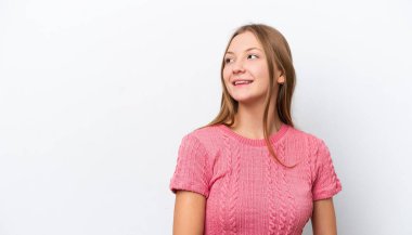 Genç Rus kadın beyaz arka planda izole edilmiş bir şekilde bakarken bir fikir düşünüyor.